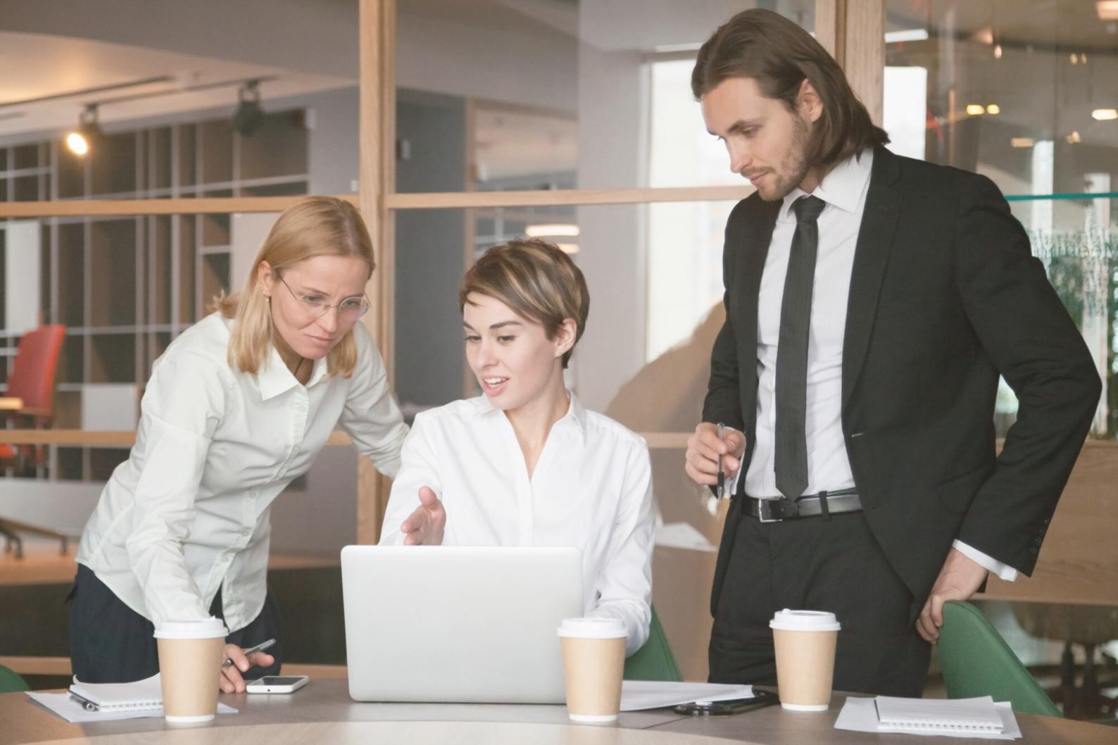 Modernes Arbeitsumfeld für Finanzanalyse